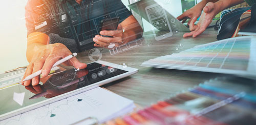 Comercial con plataforma de sales enablement en tablet