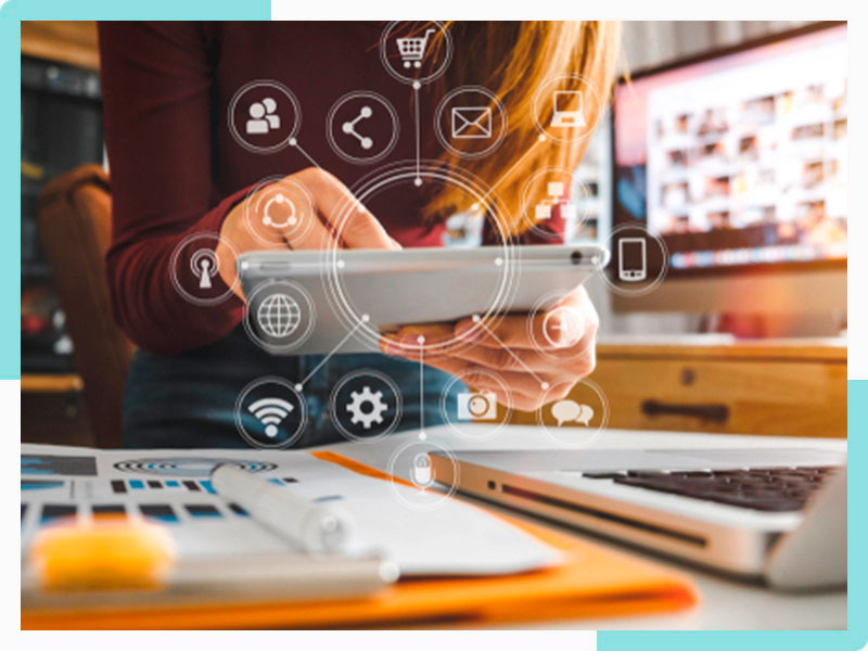 Comercial consultando plataforma de sales enablement en tablet