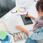 Experta en automatización de catálogos diseñando