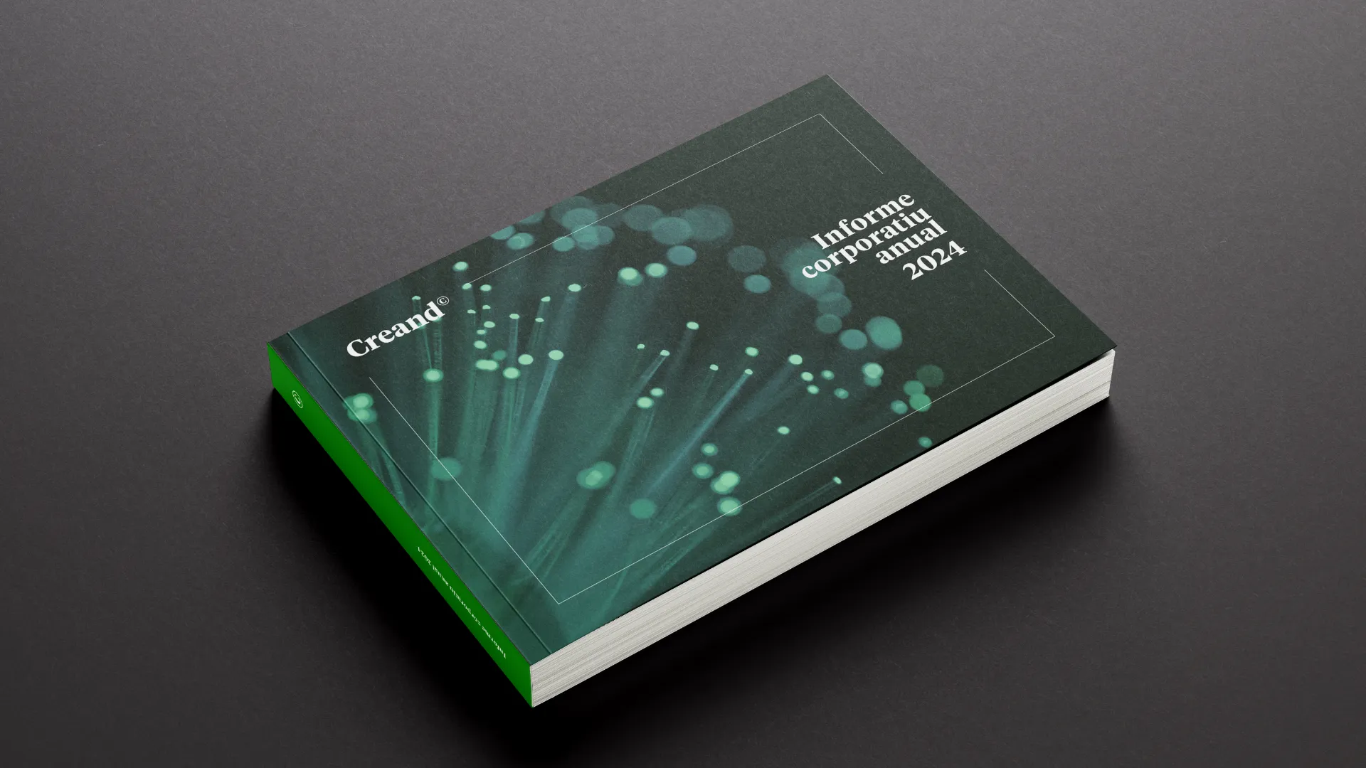 Coberta de l’informe corporatiu Creand 2024, amb fons fosc i reflexos verds que evoquen tecnologia i connexió, sobre superfície negra.