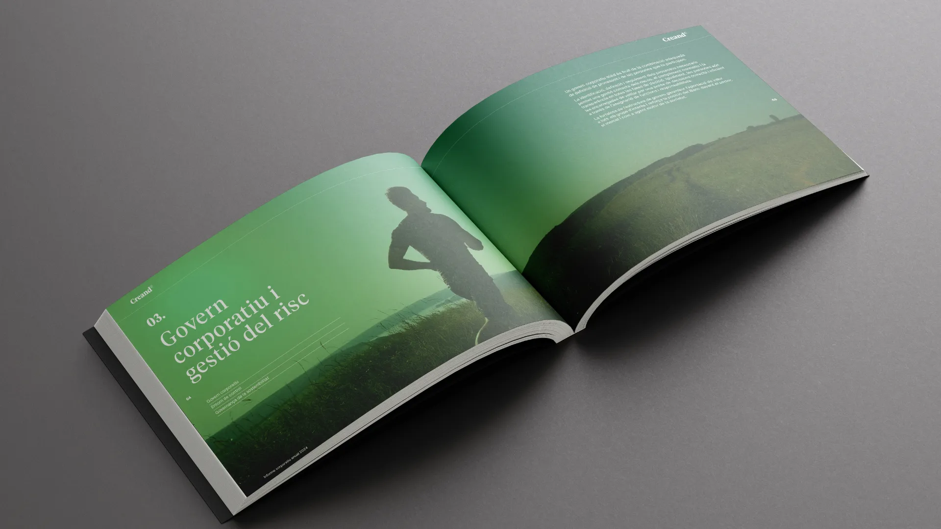 Doble página del informe Creand con diseño verde degradado y figura de persona al aire libre, acompañada del título “Govern corporatiu i gestió del risc”.