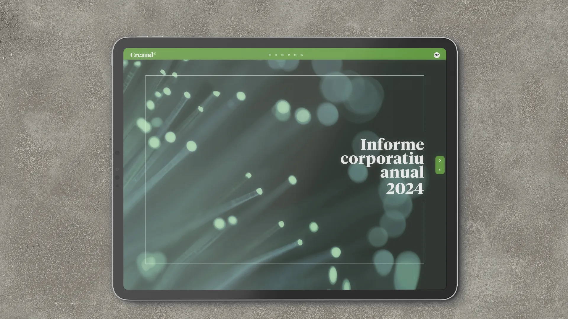 Versión digital del informe Creand 2024 mostrada en tableta, con portada verde y efectos de luz sobre fondo oscuro, título “Informe corporatiu anual”.