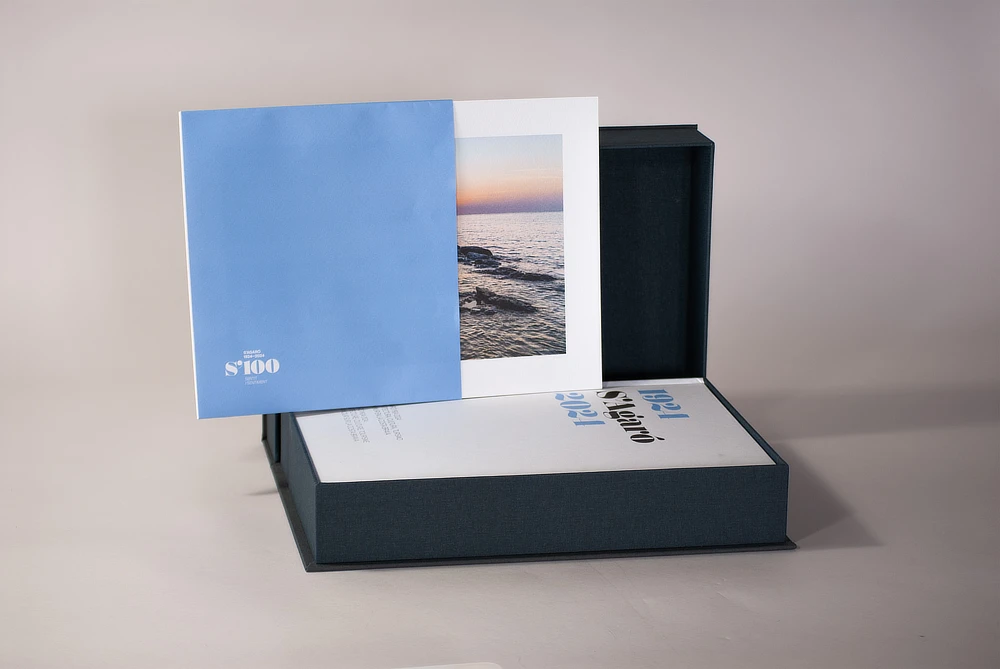 Interior del estuche del libro 'S’Agaró 100' mostrando un cuadríptico exclusivo que captura la esencia de la Costa Brava. Parte de una edición limitada de 400 ejemplares personalizados.