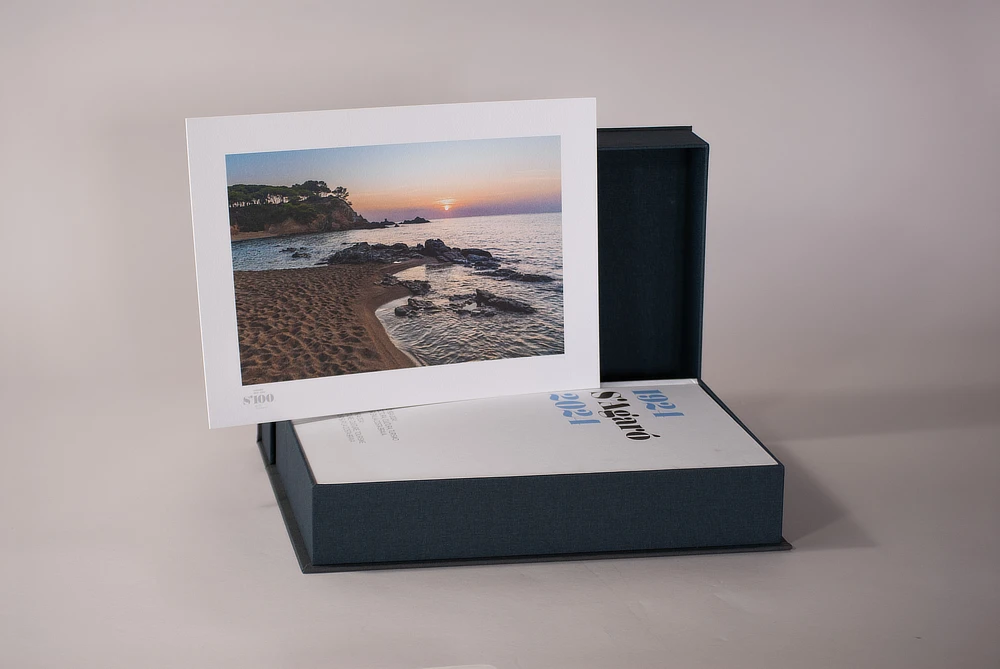 Fotografía incluida en el libro conmemorativo 'S’Agaró 100', mostrando una postal de la Costa Brava al atardecer. Esta edición limitada conmemora los 100 años de historia del destino."