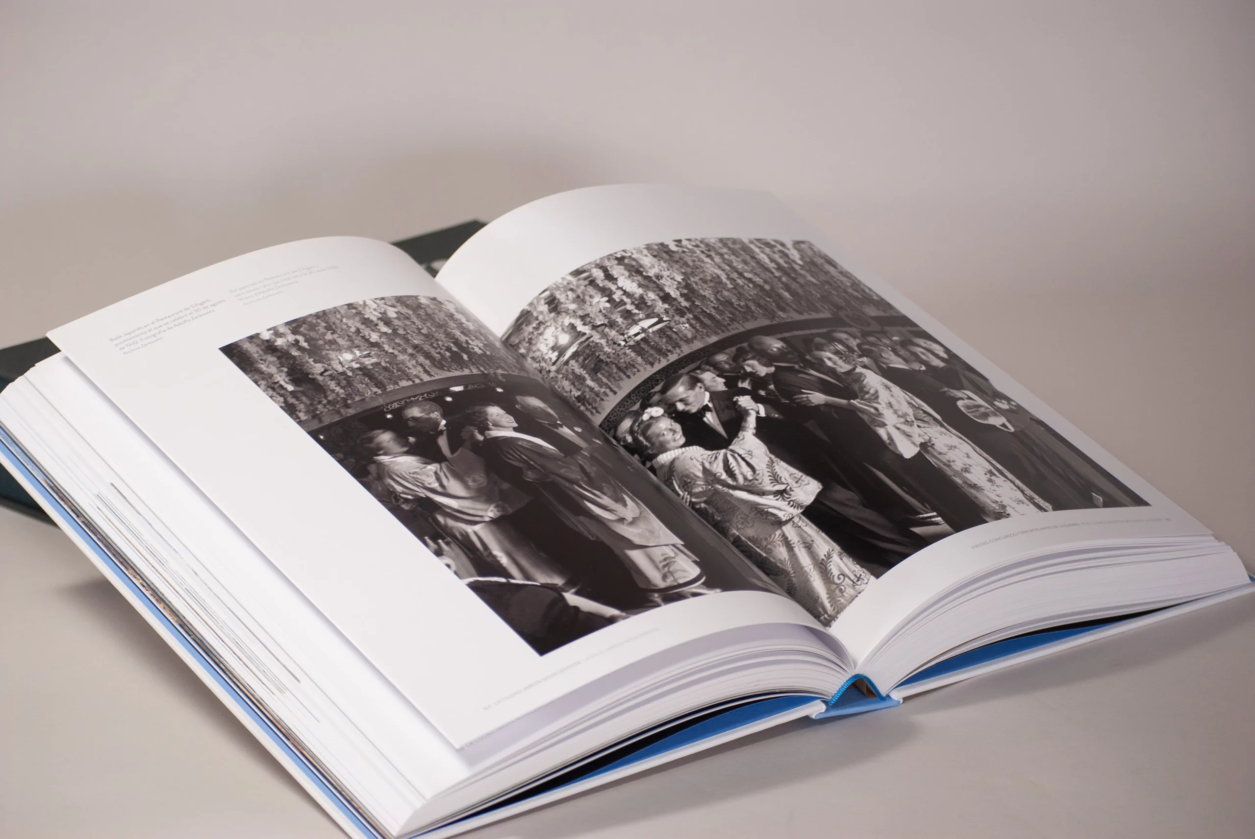 Páginas interiores del libro 'S’Agaró 100' con fotografías en blanco y negro que documentan eventos sociales destacados a lo largo del siglo. Parte de una edición limitada y personalizada.