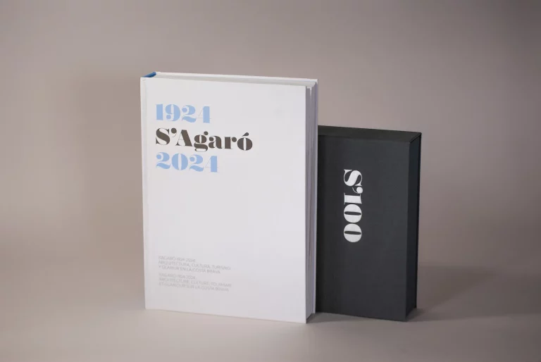 Estuche negro del libro conmemorativo 'S’Agaró 100', con un diseño elegante y minimalista, que presenta letras impresas en plata mate. Edición especial para celebrar el centenario de este destino icónico.