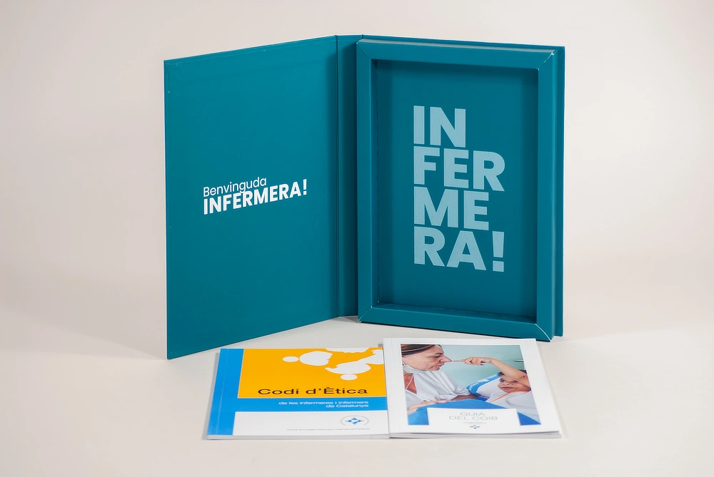 Caja del pack de bienvenida del COIB con un saludo 'HOLA!' y el hashtag #infermeresdeBCN, diseñada para dar la bienvenida a nuevos miembros del Col·legi d’Infermeres de Barcelona.