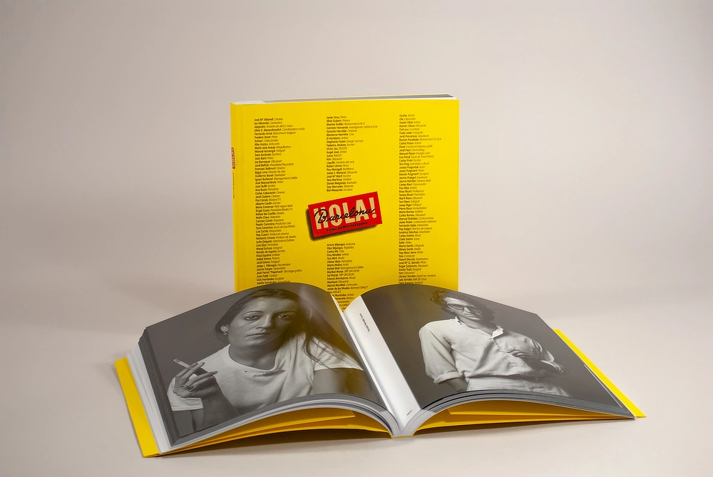 Libro fotográfico 'Hola, Barcelona' con retratos en blanco y negro de María Espeus, edición de alta calidad producida por CeGe. Incluye 165 retratos de figuras culturales de los años 80 en una cuidada impresión.