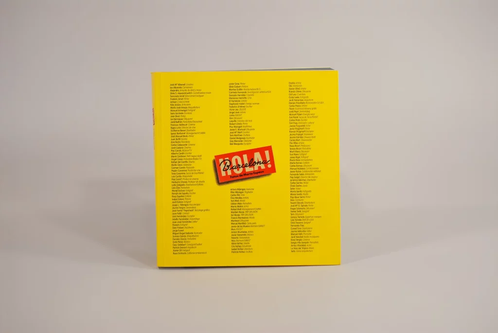 Contraportada del libro 'Hola, Barcelona' con una lista de nombres destacados y un diseño minimalista en amarillo. Edición de homenaje a la fotógrafa María Espeus, con retratos icónicos de la modernidad cultural.