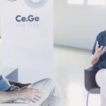 Pere Tura y Alba Ferreté conversan sentados en sillas modernas, con luz natural, sobre inteligencia emocional y mindfulness en el 50 aniversario de CeGe.