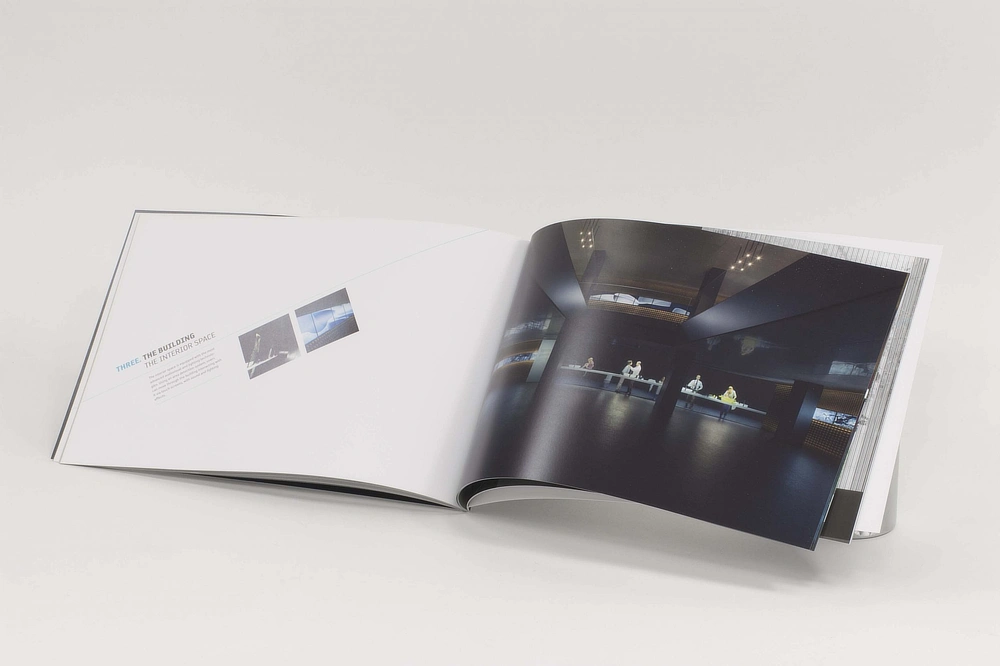 Catálogo de productos Roca abierto, con diseño limpio y fotografías a toda página que destacan espacios de interiorismo y arquitectura.