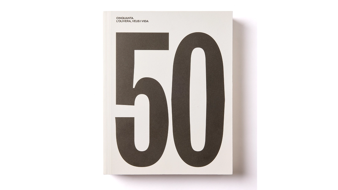 Portada frontal del libro conmemorativo de los 50 años de L’Olivera, con el número 50 en negro.