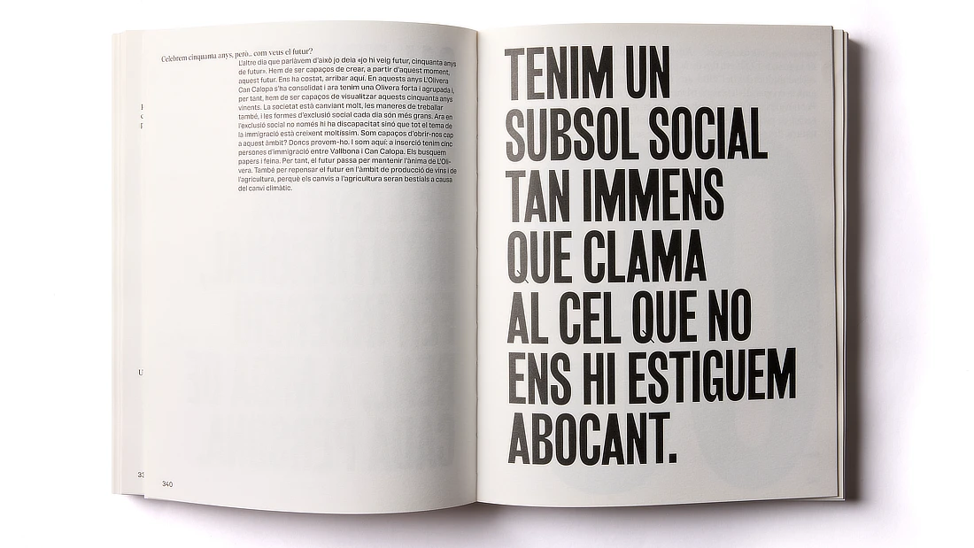 Página interior con mensaje destacado en tipografía grande sobre compromiso social.
