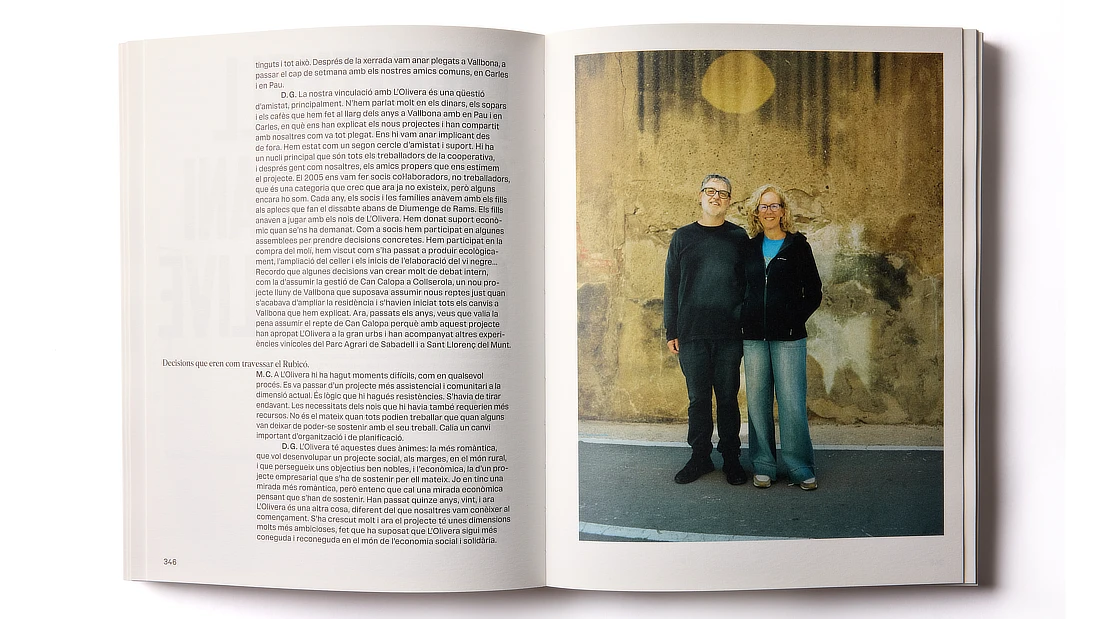 Página del libro con fotografía de una pareja y texto narrativo al lado.