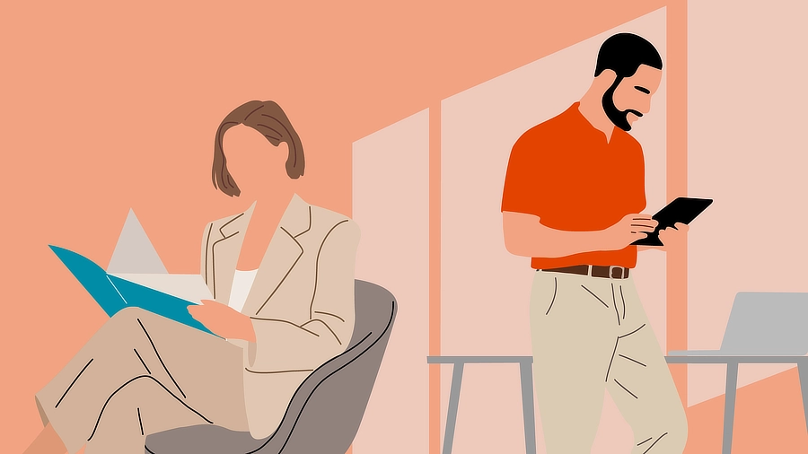 Ilustración de dos personas consultando catálogos de productos, uno en papel y otro en formato digital.
