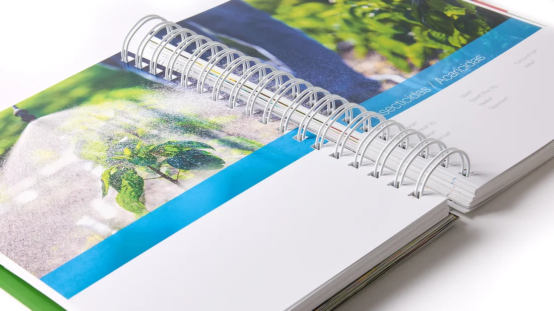Intérieur du catalogue BASF avec spirale métallique et section insecticides et acaricides.