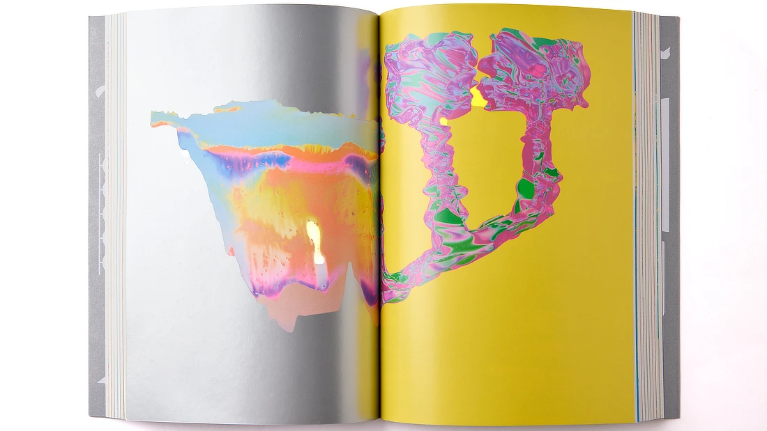 Doble página con ilustraciones impresas en tintas metalizadas y fluorescentes sobre fondos cromáticos intensos.