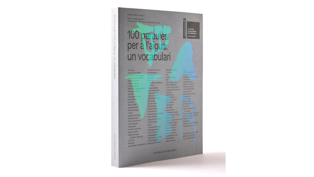 Portada del libro de arte con el título “100 paraules per a l’aigua”, impreso con acabado especial que cambia de color según el ángulo.