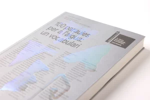 Imatge en angle de la coberta que mostra l’efecte brillant i la textura de l’estampació òptica.