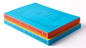 Ambas ediciones del libro, una con portada azul y otra naranja, colocadas una sobre la otra.