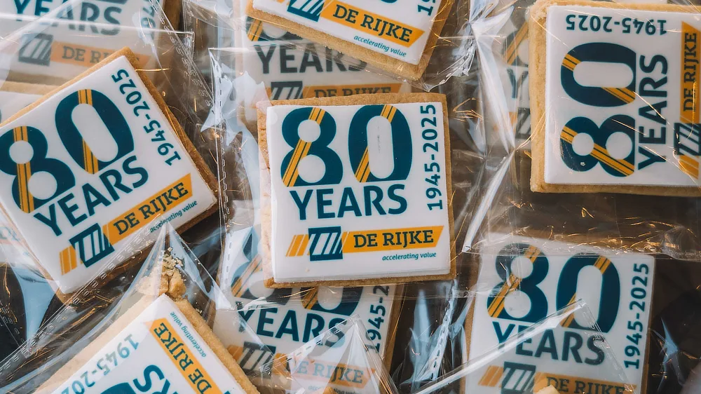 Biscuits personnalisés avec le logo du 80e anniversaire de De Rijke, emballés un par un.