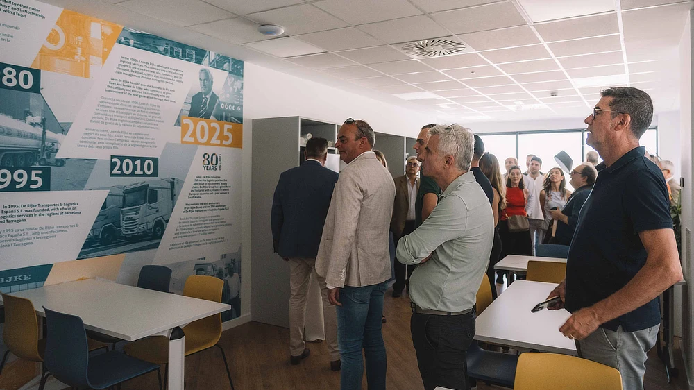 Visiteurs observant le mur chronologique installé à l’intérieur des locaux.