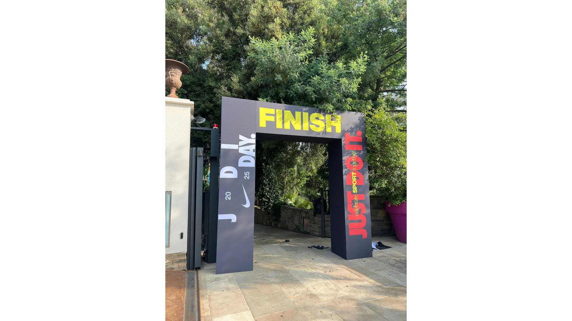 Arc de meta de gran format per a l’esdeveniment Nike Just Do It Day amb disseny gràfic corporatiu i missatge esportiu.