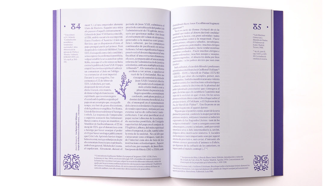 Doble página ilustrada con elementos gráficos blancos sobre fondo púrpura, diseño inspirado en manuscritos antiguos.