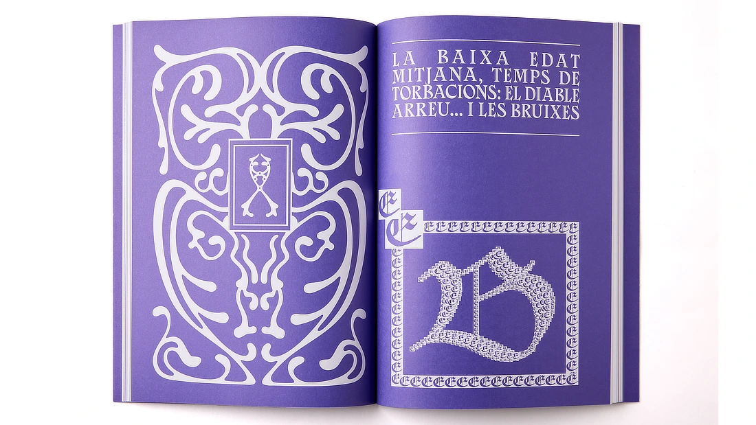 Imagen lateral del libro con la contraportada desplegada y símbolo gráfico central en dorado sobre fondo púrpura.
