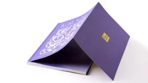 Alt: Couverture du livre « Dones, lliure esperit » en violet avec un motif central en estampage métallique sur fond neutre.