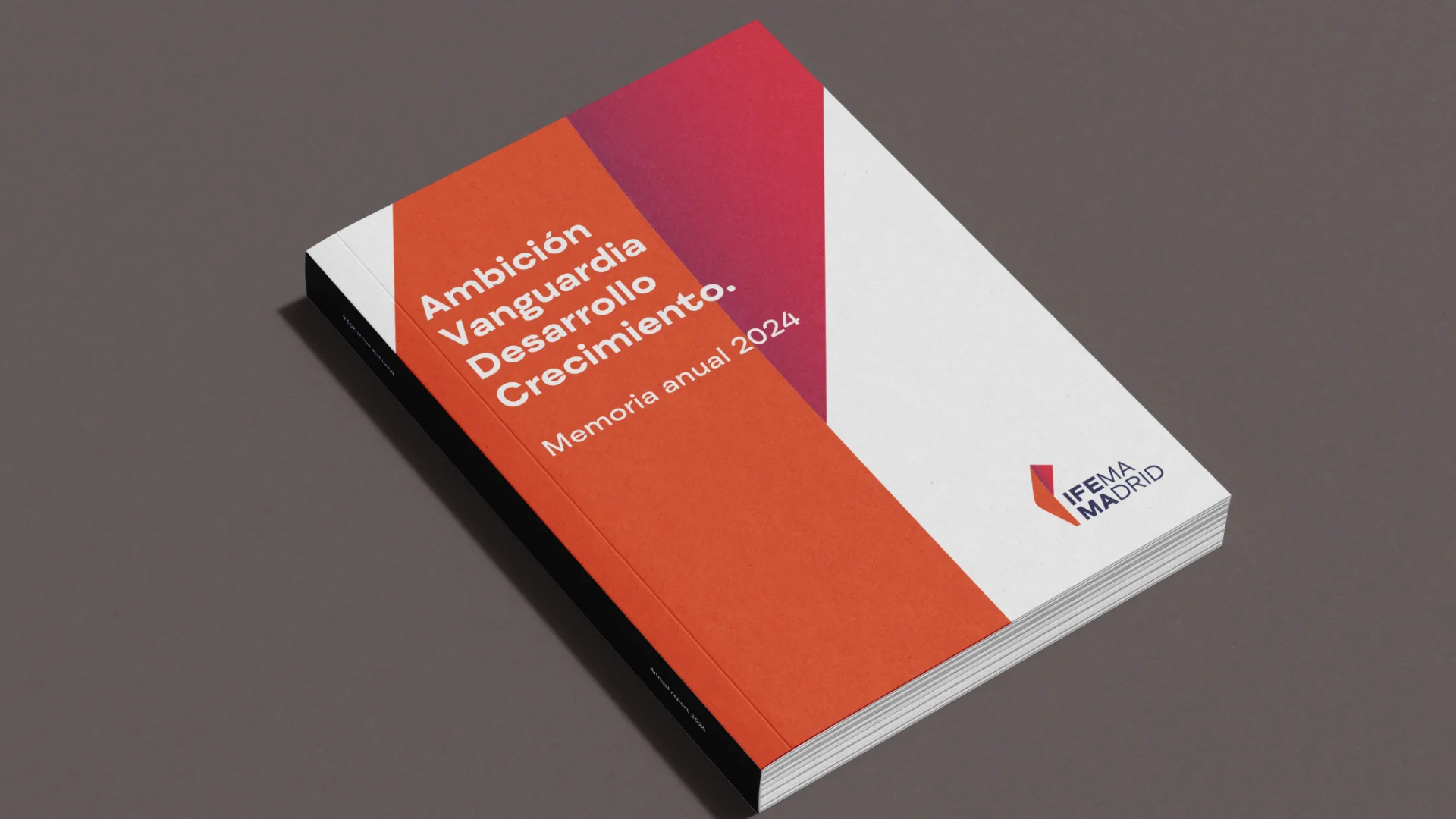 Coberta de la memòria anual IFEMA Madrid 2024, amb disseny geomètric en vermell i blanc i text “Ambició, Vanguarda, Desenvolupament, Creixement”.