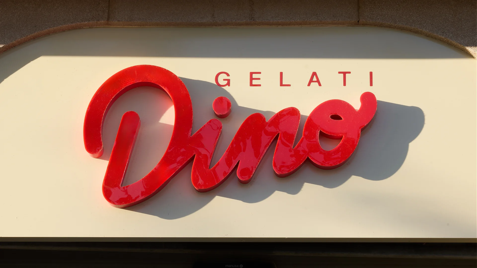 Detalle del logotipo Dino