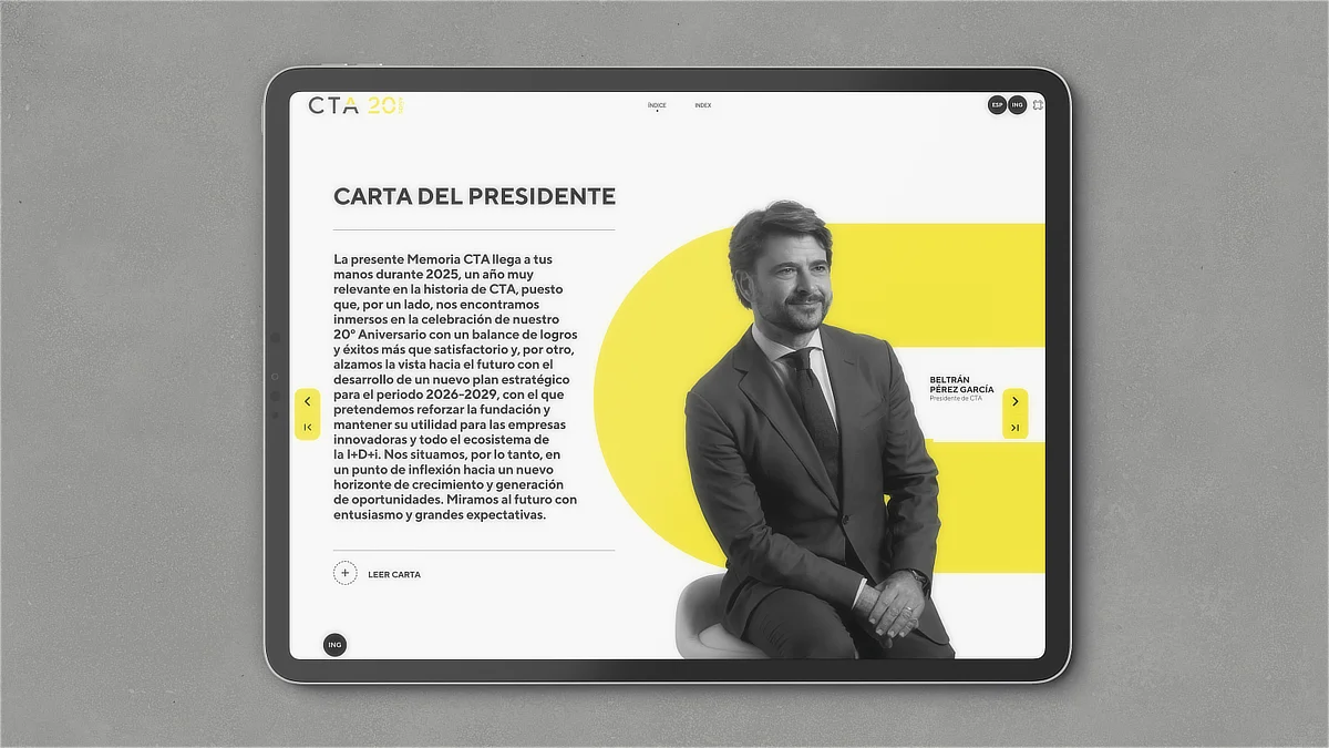 Página digital de la memoria CTA mostrando la carta del presidente, con retrato fotográfico en blanco y negro, fondo amarillo y diseño interactivo accesible en tablet.