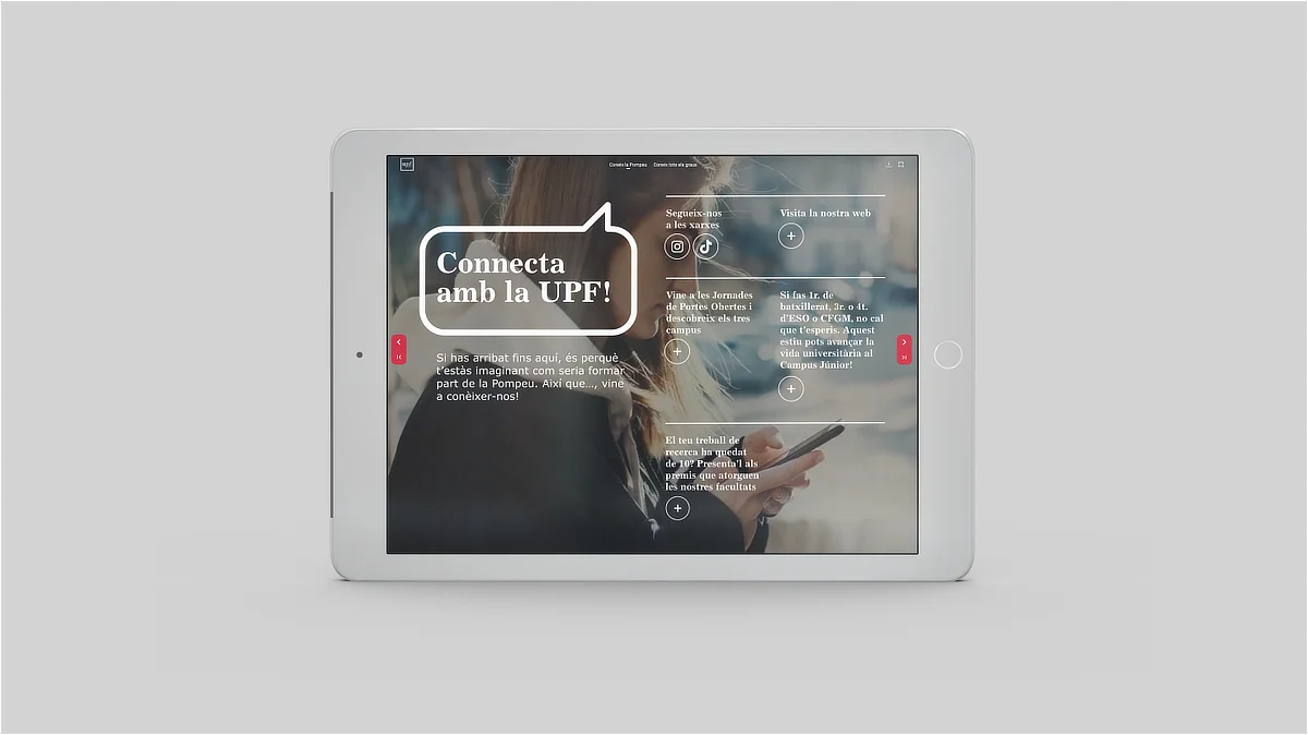 Pantalla de tablet mostrando la portada del catálogo digital interactivo de grados de la Universitat Pompeu Fabra, con mensajes destacados y navegación visual sobre una fotografía de fondo.
