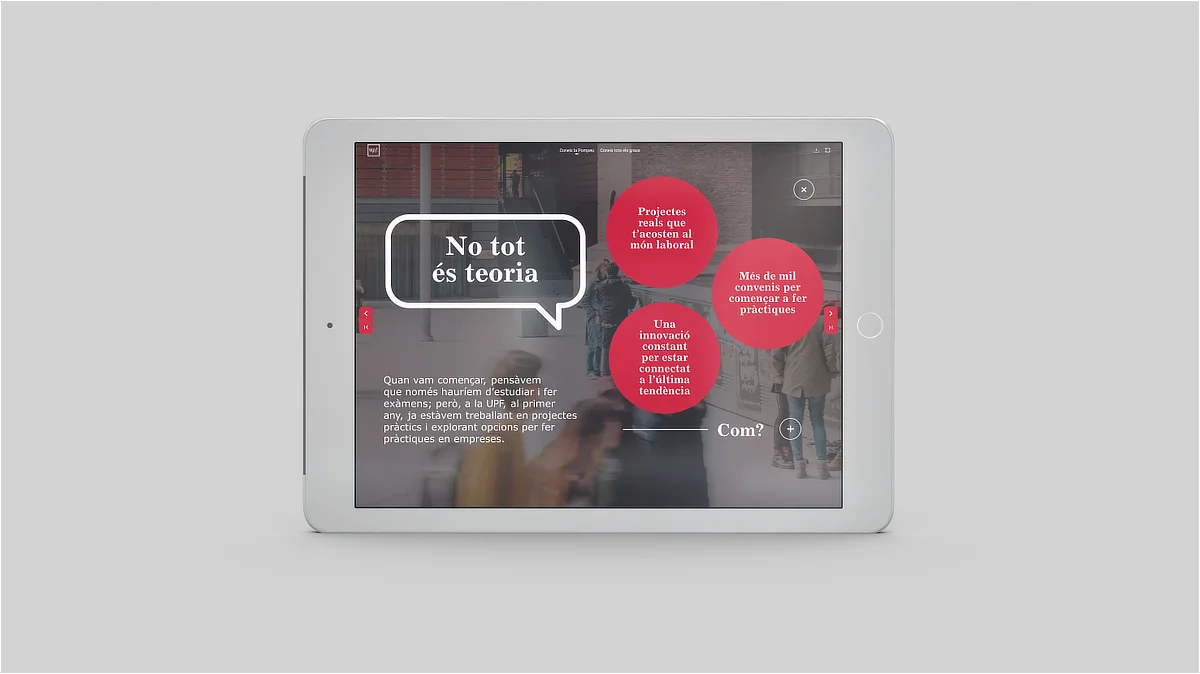 Tablet con página del catálogo digital de la UPF donde se muestran mensajes sobre proyectos reales, innovación y prácticas, con elementos gráficos circulares y fondo de campus universitario.