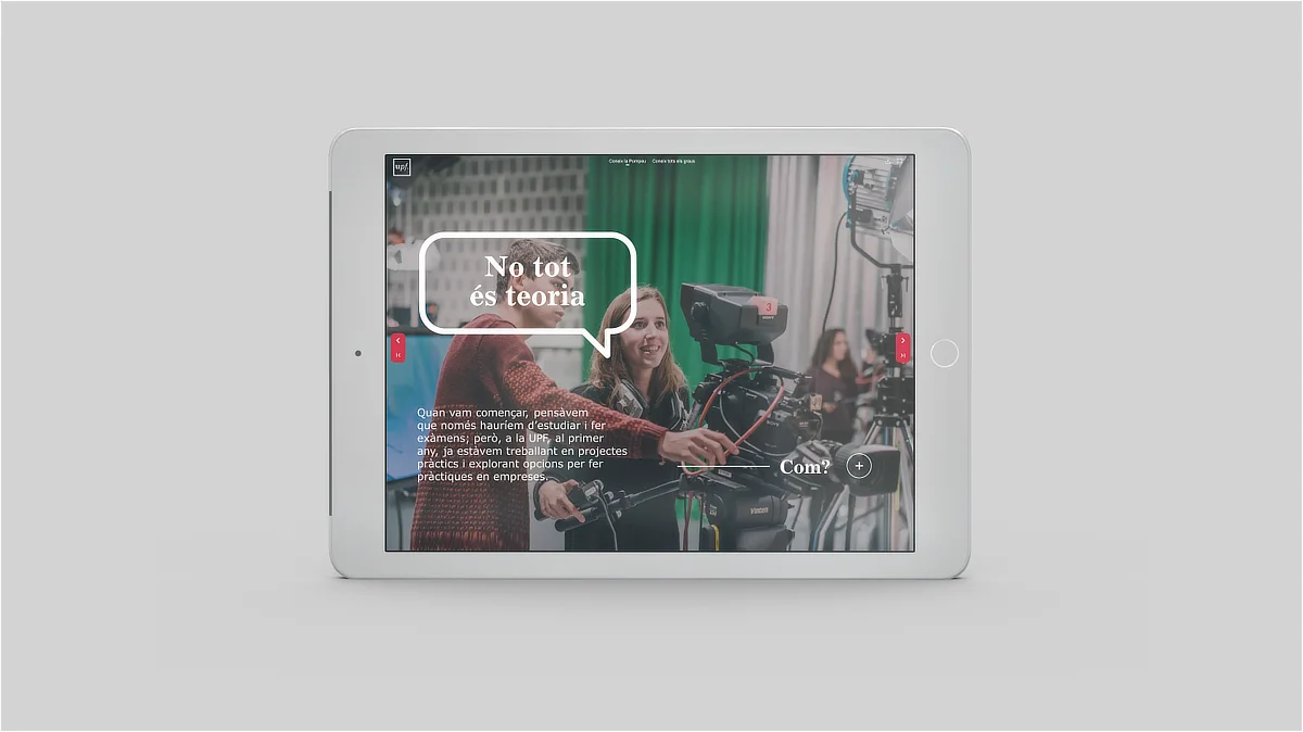 Imagen de tablet con estudiantes trabajando en un plató audiovisual, integrada en el catálogo digital interactivo de la UPF que explica la metodología práctica de los grados.