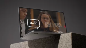 Imagen del catálogo digital de grados de la Universitat Pompeu Fabra en un dispositivo, con mensaje de bienvenida y fotografía de estudiantes en entorno universitario.