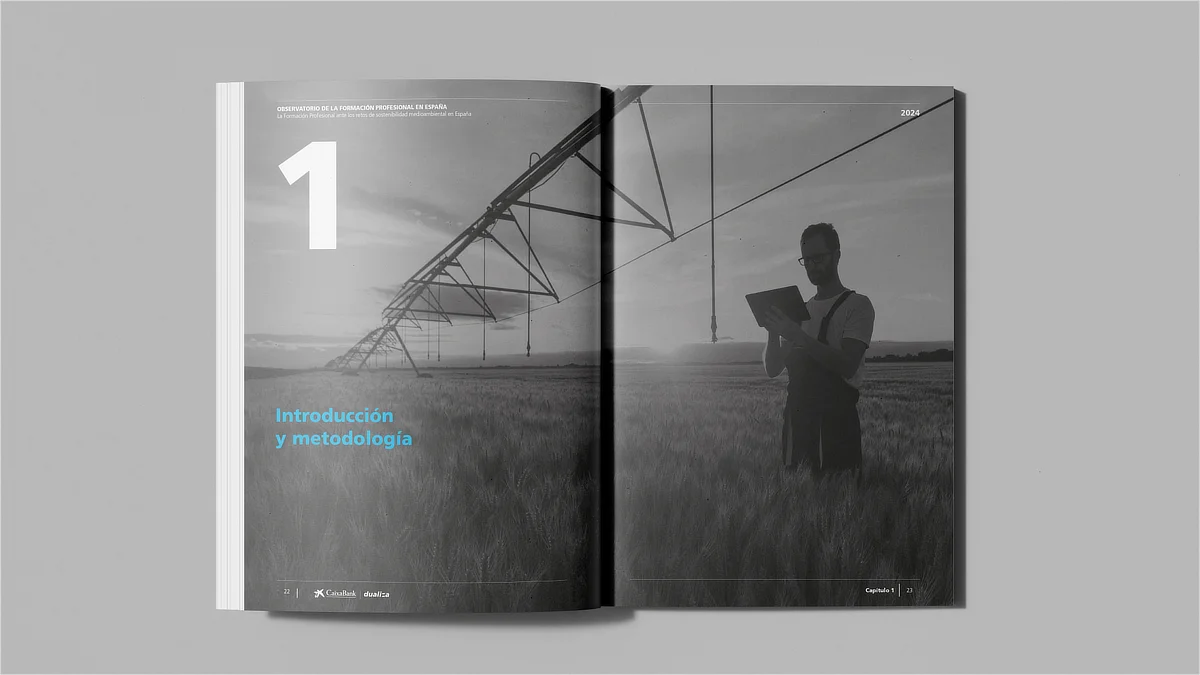 Fotografía en blanco y negro de un agricultor consultando una tablet bajo una estructura de riego, utilizada como apertura del capítulo de introducción y metodología del informe.