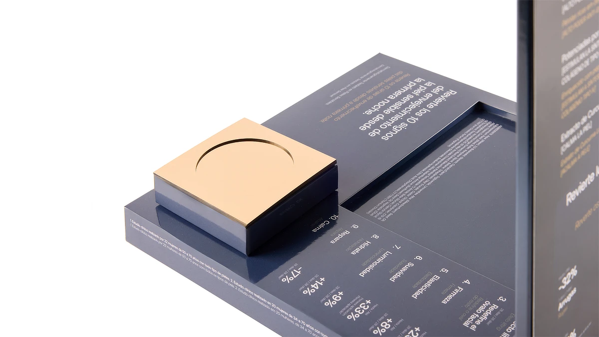 Primer plano de la base dorada y brillante del expositor de Sensilis, con espacio circular recortado para alojar el producto y resaltar su aspecto premium.