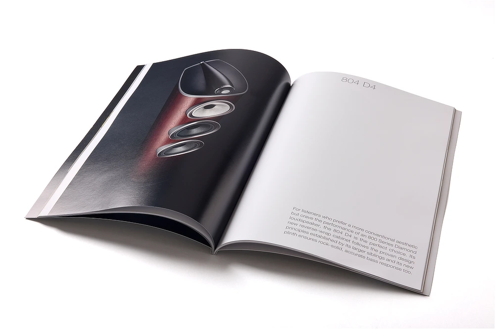 Doble página del catálogo Bowers & Wilkins que resalta la calidad de las imágenes de componentes acústicos sobre un fondo blanco limpio.