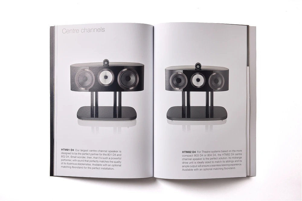 Vista de las páginas interiores del catálogo Bowers & Wilkins mostrando la disposición equilibrada de los elementos gráficos y la tipografía corporativa.