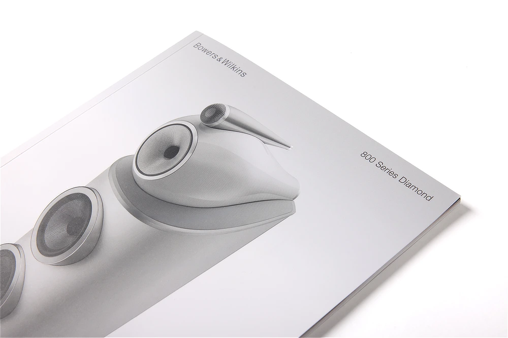 Detalle de la portada del catálogo Bowers & Wilkins con una imagen de estilo de vida que integra los equipos de audio en un entorno moderno.