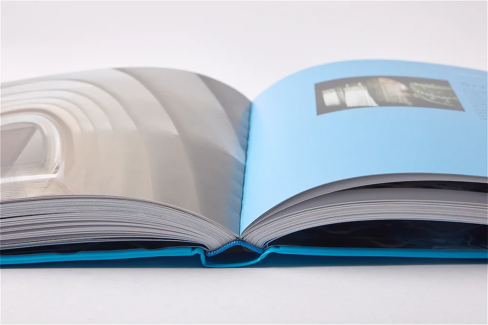 Libro de arte Casa Batlló abierto, mostrando la encuadernación de alta calidad que permite una visualización clara de las fotografías interiores y detalles arquitectónicos.