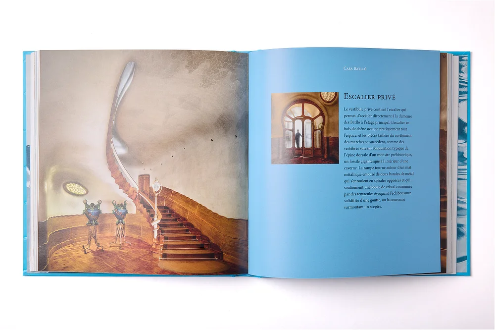 Páginas interiores del libro de arte Casa Batlló con una imagen de la escalera privada de madera y un texto descriptivo en francés.
