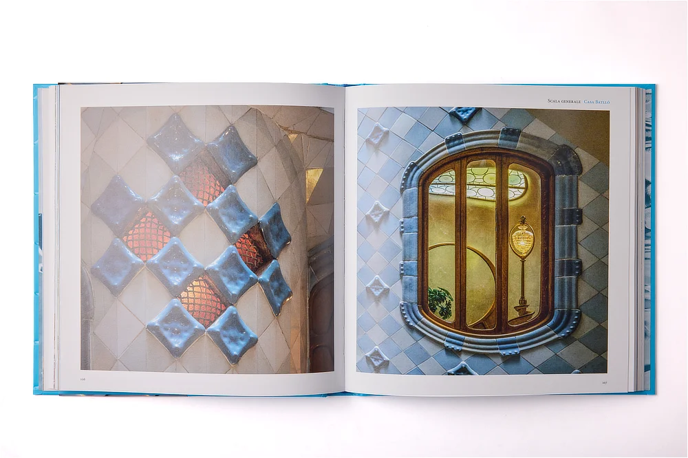 Desplegable del libro de arte Casa Batlló que resalta detalles arquitectónicos de ventanas y vidrieras orgánicas rodeadas de azulejos en tonos claros y azules.