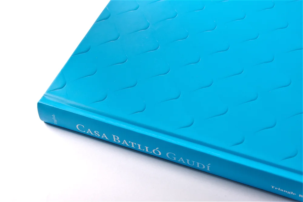 Detalle del lomo del libro de arte Casa Batlló con el título centrado, mostrando la precisión de los acabados y la calidad de la encuadernación.
