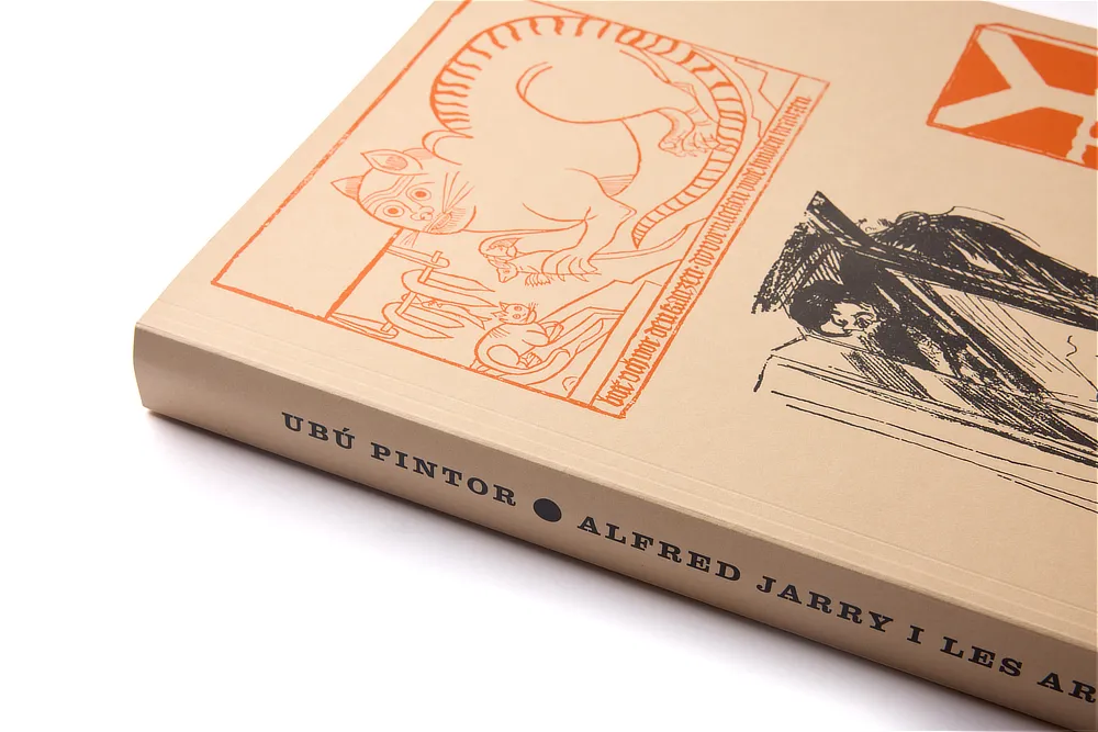 Plano detalle de la parte superior del libro de arte Alfred Jarry, mostrando la textura del papel y la impresión nítida del título en el lomo.