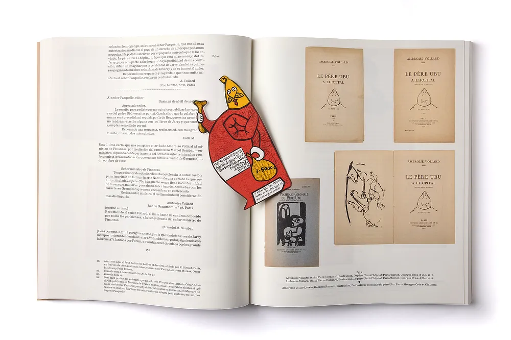 Páginas interiores del libro de arte Alfred Jarry que incluyen un encarte troquelado de un personaje colorido y reproducciones de cartas y documentos históricos.