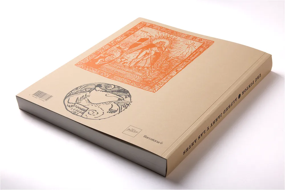 Contraportada del libro de arte Alfred Jarry con ilustraciones en naranja y negro, incluyendo los logotipos institucionales y el código de barras técnico.