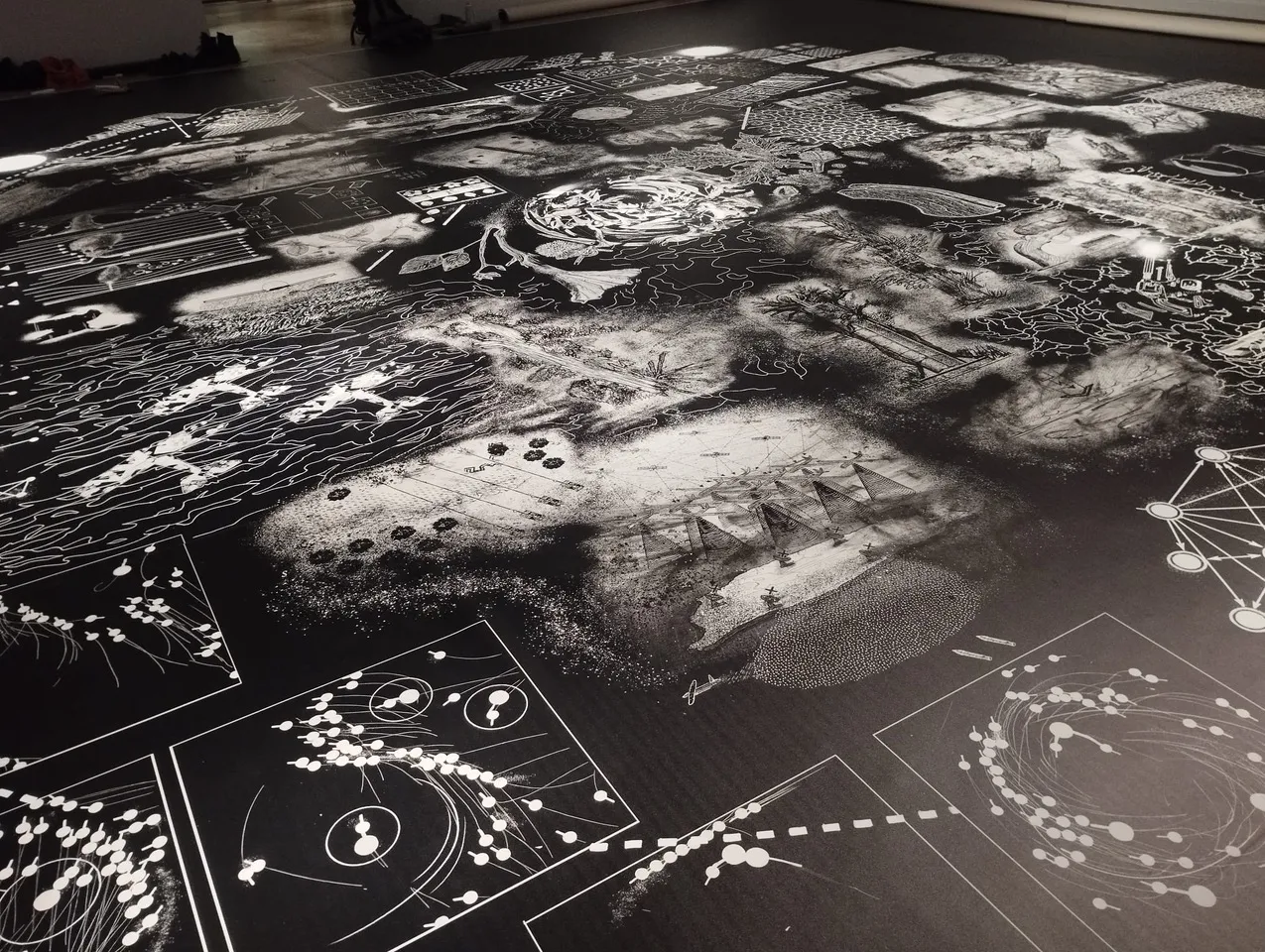 Plano detalle desde un ángulo bajo del vinilo de suelo resaltando la precisión de los trazos blancos y la textura mate del material de gran formato.